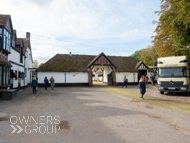 NH051025-100 - Nicky Henderson Stable Visit